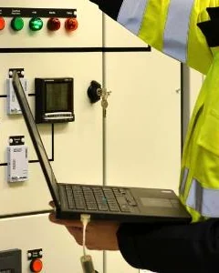 Computador portátil conectado al tablero para el registro de parámetros en terreno.